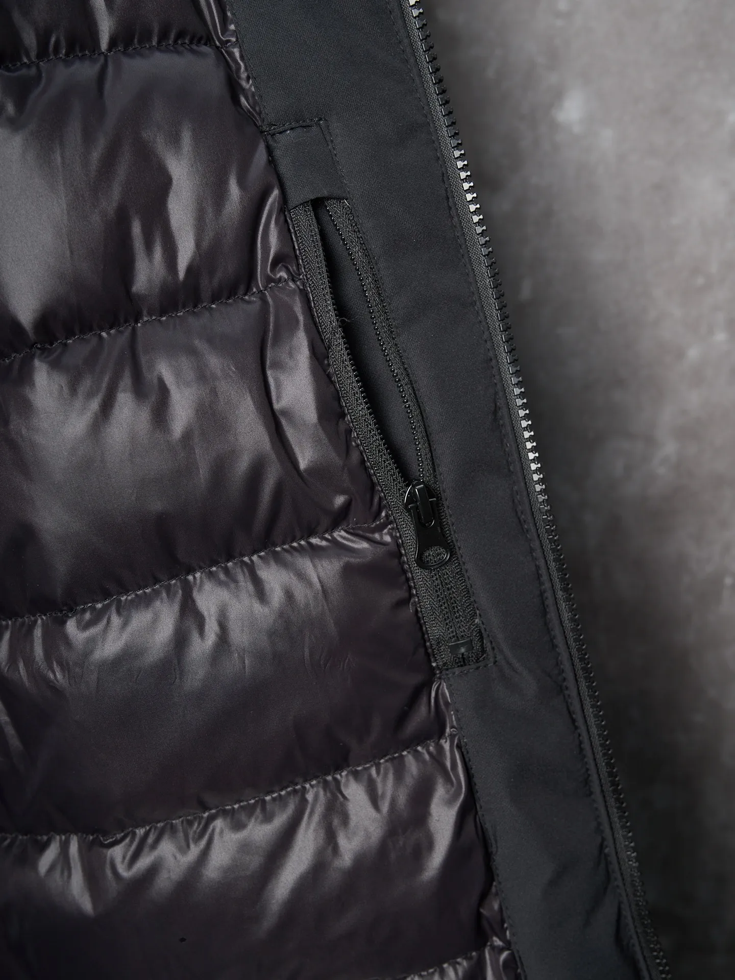 P980 Actual auction】Ralph Lauren/Ralph Lauren pony embroidered zipper hooded down jacket [Ready stock] S M L XL high-quality filling: 90 white duck down is selected, weighing 220g, ensuring excellent thermal insulation performance. After strict screening and processing, the velvet is not easy to be drilled, ensuring durability. The density of high-density nylon taffeta is about 210T-300T, with a smooth and slightly matte surface, excellent windproof and waterproof properties (with DWR water-repellent treatment), strong wrinkle resistance and easy care, in line with the positioning of American casual "durable and practical".  The inner lining is made of 100% polyamide. The high-density and tight weaving process prevents fine lint from getting out of the gaps in the fabric. The smooth surface improves the putting on and taking off experience, and the excellent wear and tear resistance ensures damage caused by frequent use, while the light and soft texture does not affect the overall weight.  The classic jacket has a slightly loose fit, slightly dropped shoulder line (shoulder width is 1-2cm wider than the standard fit), is hip-length, and has slightly tapered straight sleeves, taking into account both freedom of movement and casual style.  The adjustable Velcro on the cuffs allows you to freely adjust the tightness according to the thickness of your wrist and personal preferences, effectively preventing cold wind from intruding, and improving the warmth performance.  In terms of storage, the two front zipper pockets are convenient for you to place frequently used items, and the zipper design ensures that items are not easily lost. A built-in pocket on the left side of the chest provides a safe storage space for some small private items.  The drawstring design at the hem allows you to adjust the shape of the jacket according to your body shape and dressing needs. Whether it is loose and casual or slim and neat, you can easily control it.  Embroidery technology: Polo horse logo on the left chest: flat satin stitch embroidery (satin embroidery), embroidery thread: 100% polyester high color fastness embroidery thread (the color number is consistent with the brand’s standard red color card), stitch density 12-15 stitches/cm, the outline of the horse logo is clear, and the details of the rider and horse are burr-free.  Embroidery positioning: precise positioning through the template (12cm from the neckline and 8cm from the placket) to ensure left and right symmetry and centering.